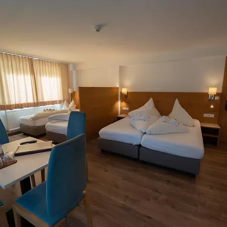 מלון Alpenhotel Regina 4*