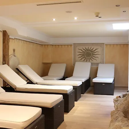 מלון Alpenhotel Regina 4*