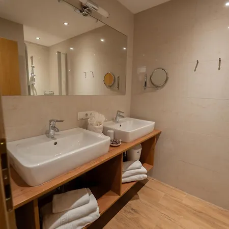 Alpenhotel Regina 4* נאודרס